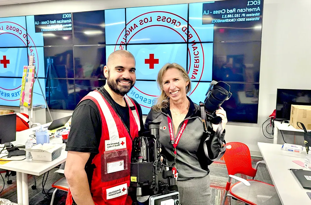 Two alumni working with the red cross.